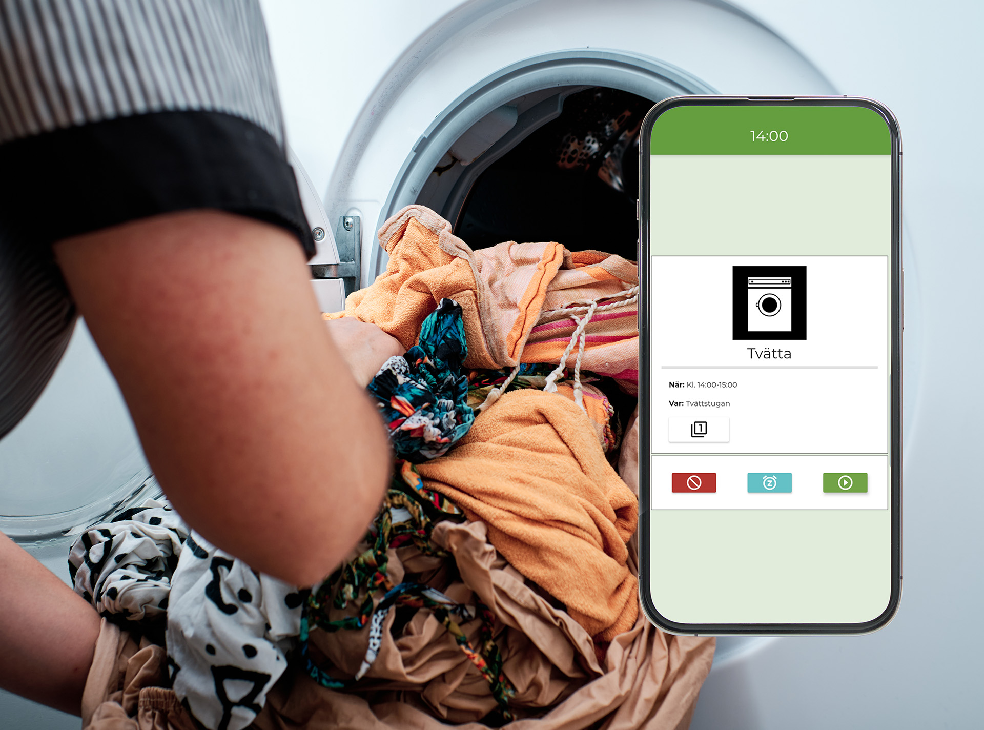 Mobilapp som visar aktiviteten Tvätta, schemalagd kl. 14:00–15:00 i tvättstugan, fotograferad framför en person som laddar en tvättmaskin.