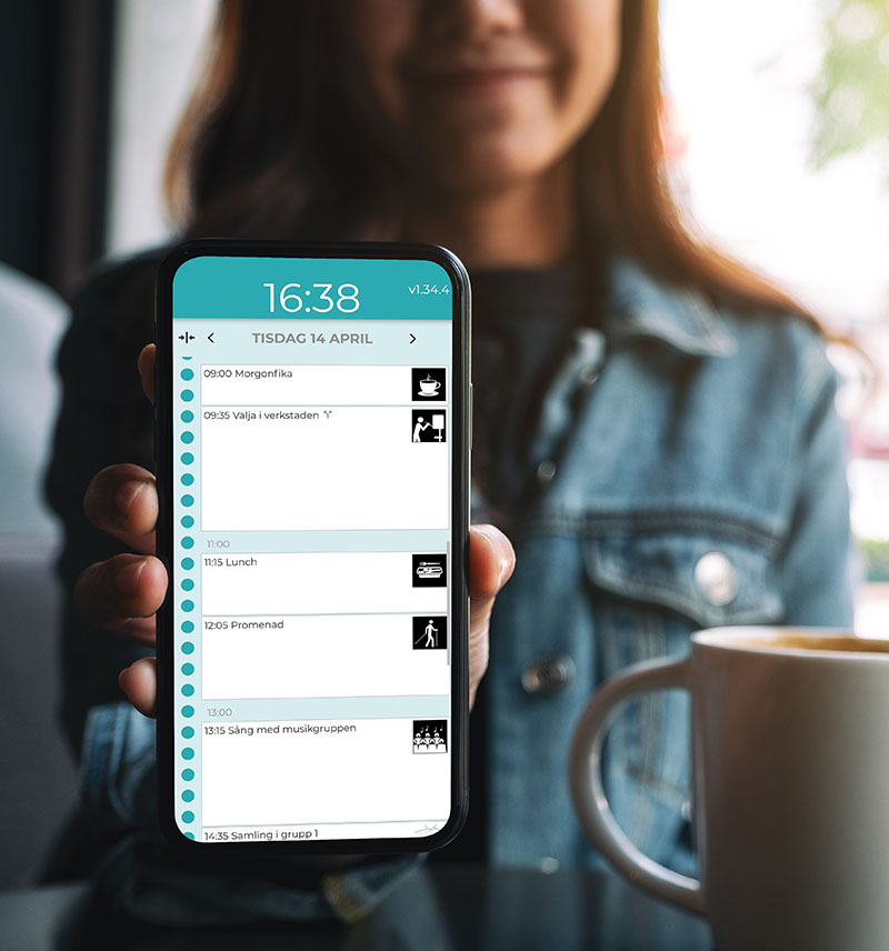Kvinna håller upp Iphone som visar appen Boet individ.