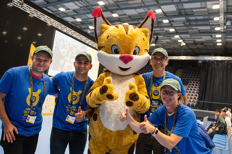 Boet-medarbetare tillsammans med Special Olympics maskot i arenan under SOSIG 2026