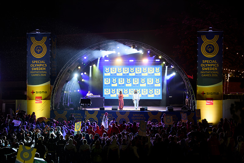 Scenframträdande under invigningsceremonin för Special Olympics Sweden Invitational Games 2026, med deltagande länder på storbildsskärmen