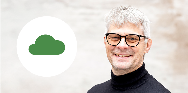 Jan, Boets CTO, ler mot kameran i glasögon och svart polotröja. I bildens nedre vänstra hörn syns en vit cirkel med ett grönt molnikon.